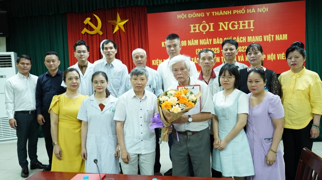 Hội đông y Hà Nội gặp mặt báo chí
