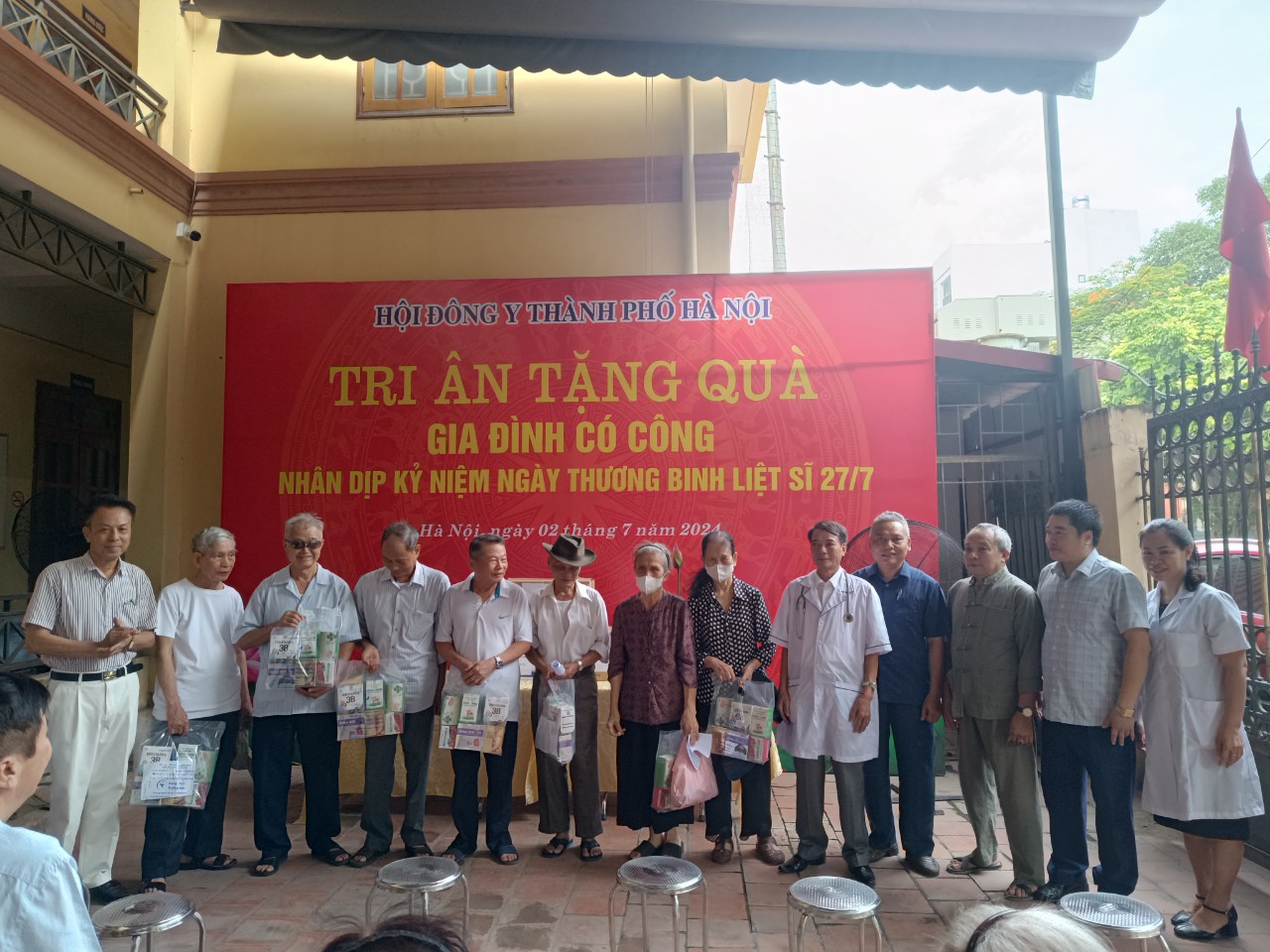 Hội Đông y Thành phố Hà Nội tặng quà cho người có công với cách mạng