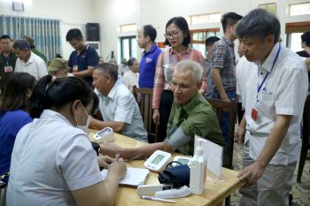 Hội Đông y TP. Hà Nội: Khám, tư vấn sức khỏe và trao quà tri ân đối với các Thương, bệnh binh, người có công tại xã Tiên Phương