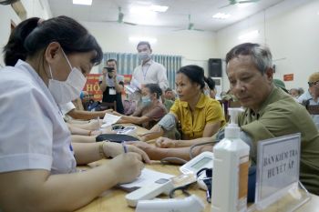 Chương trình Khám, tư vấn sức khỏe và trao quà tri ân tại xã Tiên Phương